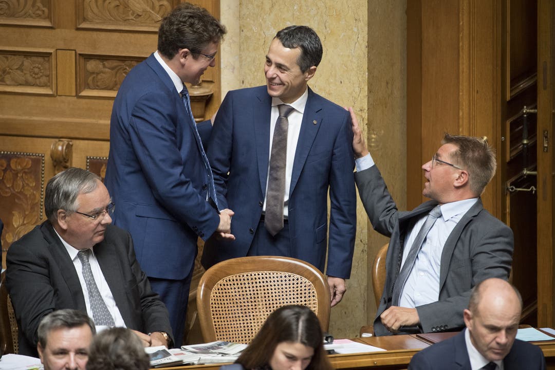 Der Tessiner Bundesratskandidat Ignazio Cassis (FDP) wird begrüsst von Albert Rösti (SVP, links) und Toni Brunner (SVP, rechts). Die SVP hatte den späteren Gewinner Cassis als Bundesrat empfohlen.