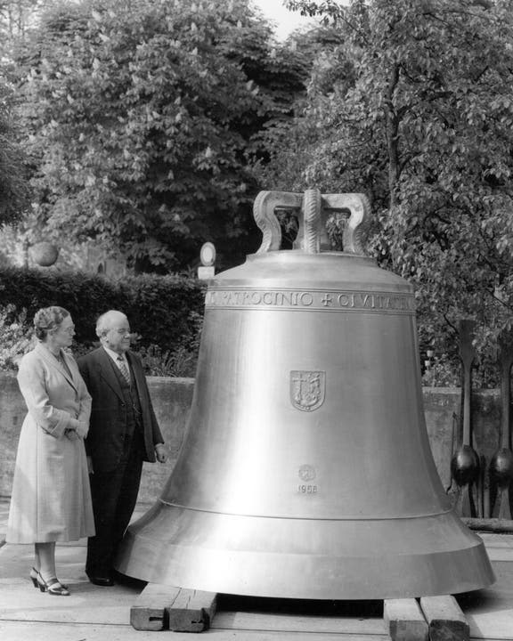Glockengiesserei H. Rüetschi AG Aarau Besitzerin Anny Amsler mit Betriebsleiter Adolf Wernli 1958 mit der grössten Glocke Gossau.