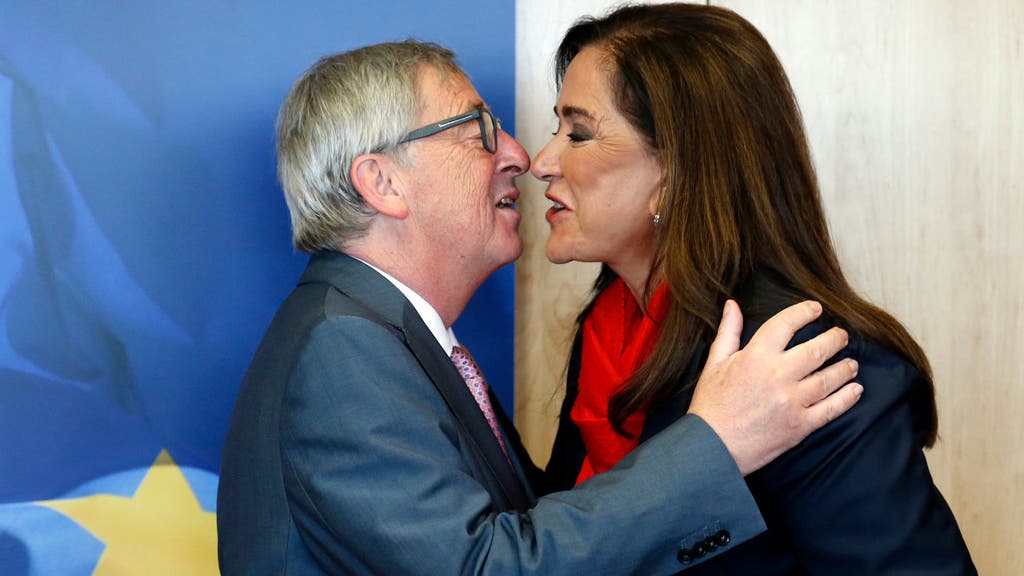 Juncker begrüsst die griechische Oppositionspolitikerin Dora Bakoyannis Im Juli 2015 kommt die Griechin nach Brüssel. Und ja - der Kuss ist zur Begrüssung unvermeidlich.