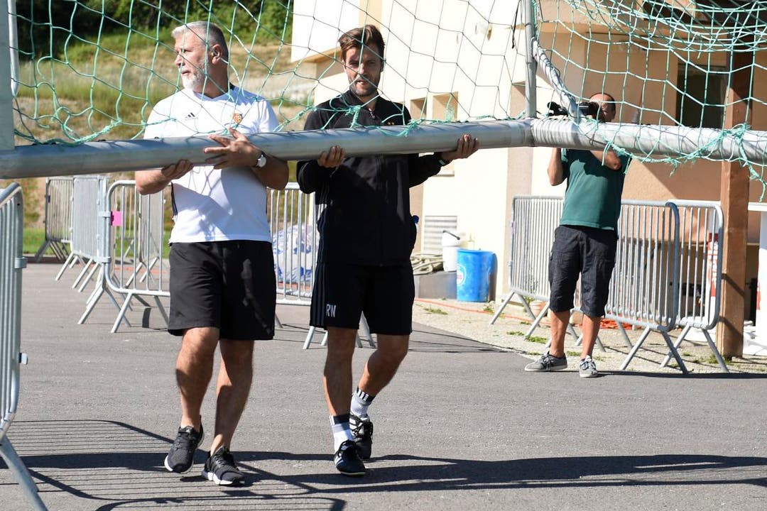 Auch Trainer Raphael Wicky packt mit an.