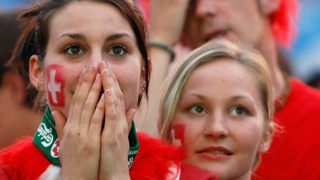 CH-Fans verfolgen Match Schweiz - Ukraine . . .