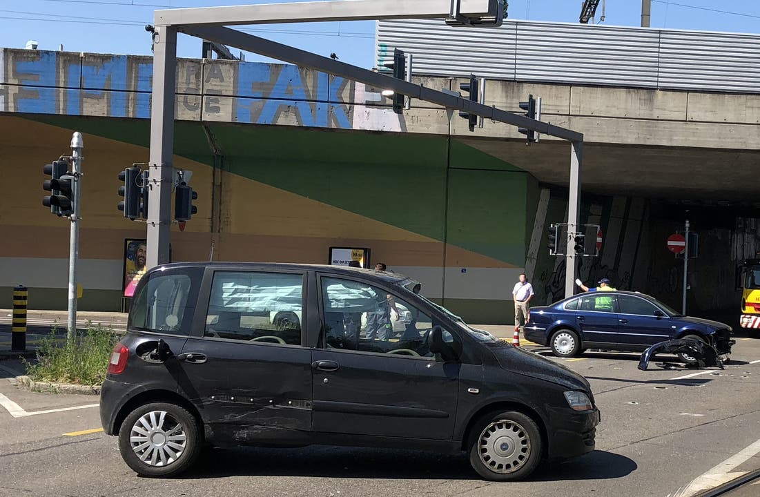 Basel (BS), 8. Mai Bei einer Kollision auf der Kreuzung Zürcherstrasse/Birsstrasse in Basel ist am Dienstagvormittag ein Autolenker verletzt worden. Die Basler Berufsfeuerwehr musste den Mann aus dem zur Seite gekippten Auto bergen.