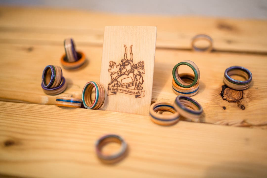 Diese Ringe fertigt Haus aus alten Skateboards.