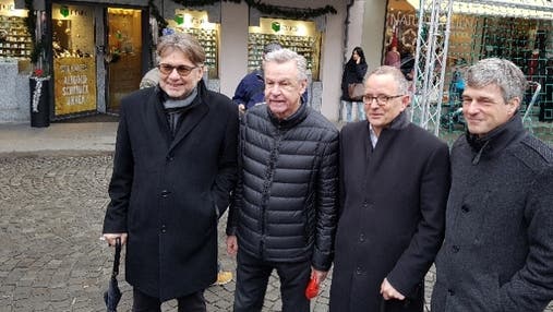 Die Stadträte Hanspeter Thür, Hanspeter Hilfiker und Daniel Siegenthaler (v.l.) mit Ottmar Hitzfeld