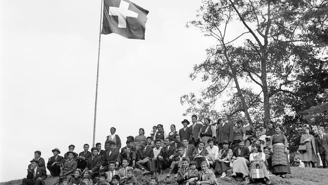 Tibetische Flüchtlinge besuchen 1964 das Rütli.