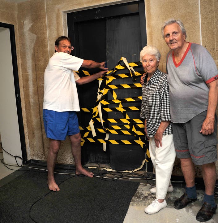 Mit den blossen Händen befreite Stephan Gaberthüel das ältere Ehepaar Jana (M.) und Boja Nekys (r.) aus dem überfluteten Lift.