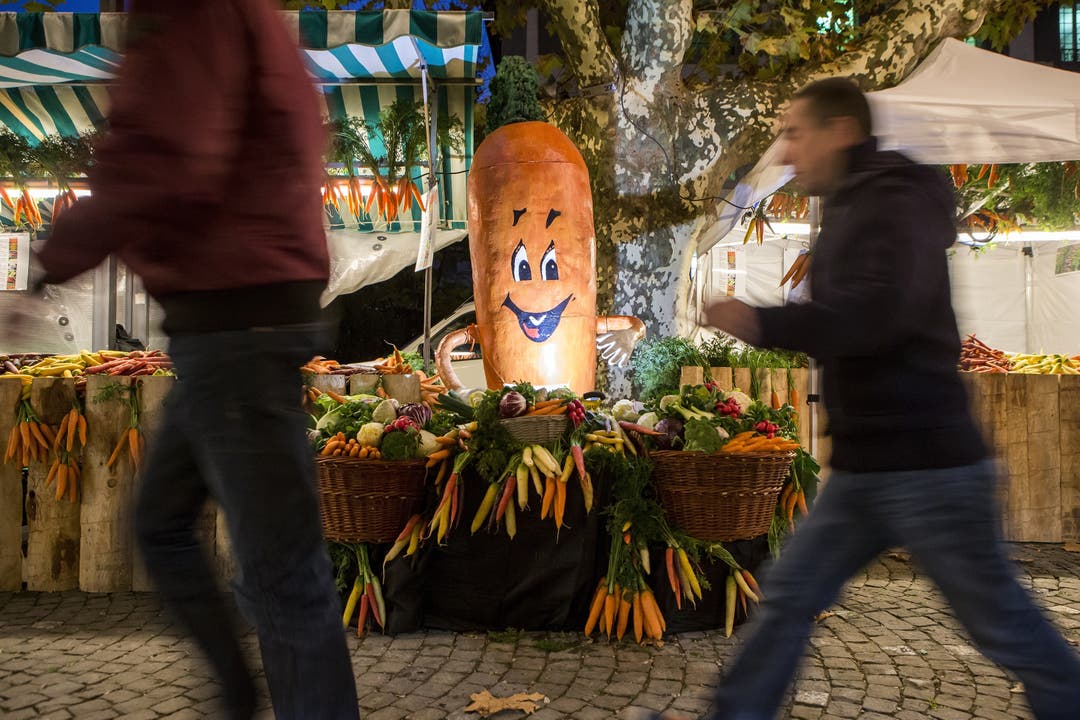 Impressionen vom Rüeblimärt 2017 in der Aarauer Altstadt. Jährlich besuchen ihn über 30'000 Leute.