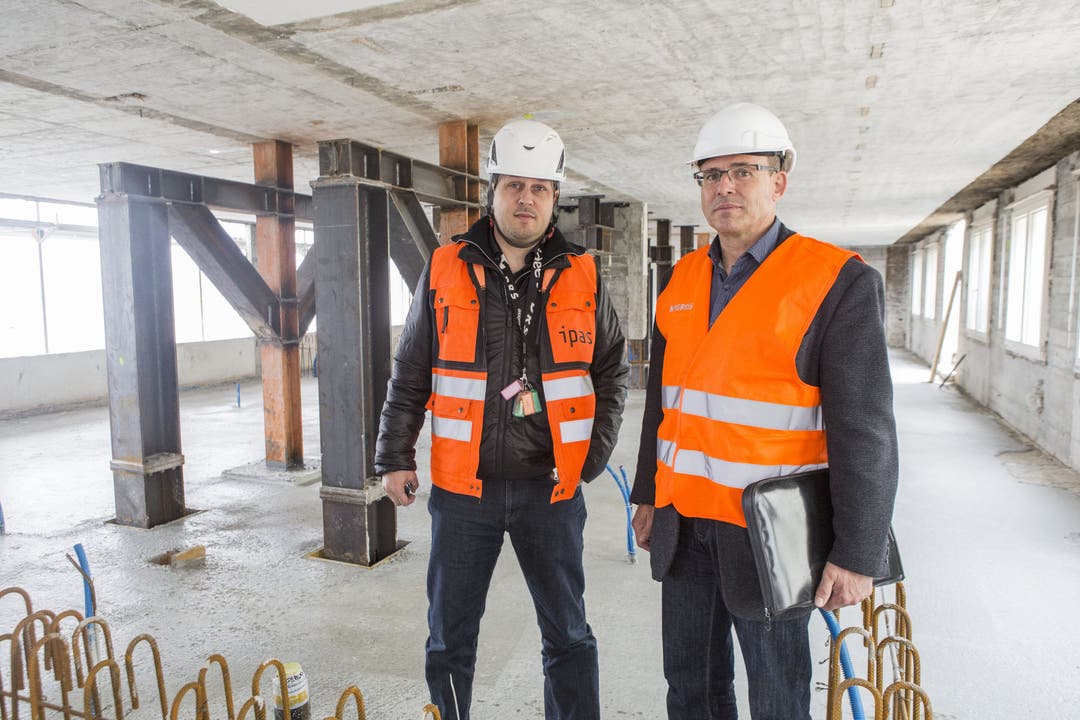 Auf dem Rundgang: Michel Egger (l.), Architekt und Bauleiter von IPAS Architekten AG, sowie Daniel Pulver (r.), Projektleiter Bau seitens Migros.