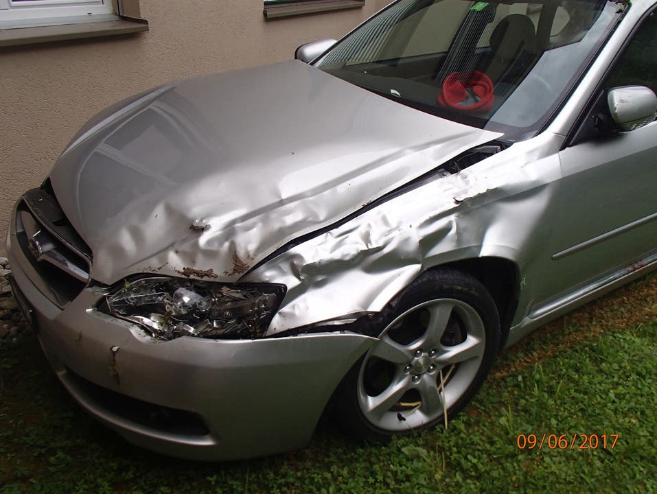 Am Subaru entstand beträchtlicher Schaden. Zudem wurde ein Kandelaber beschädigt.