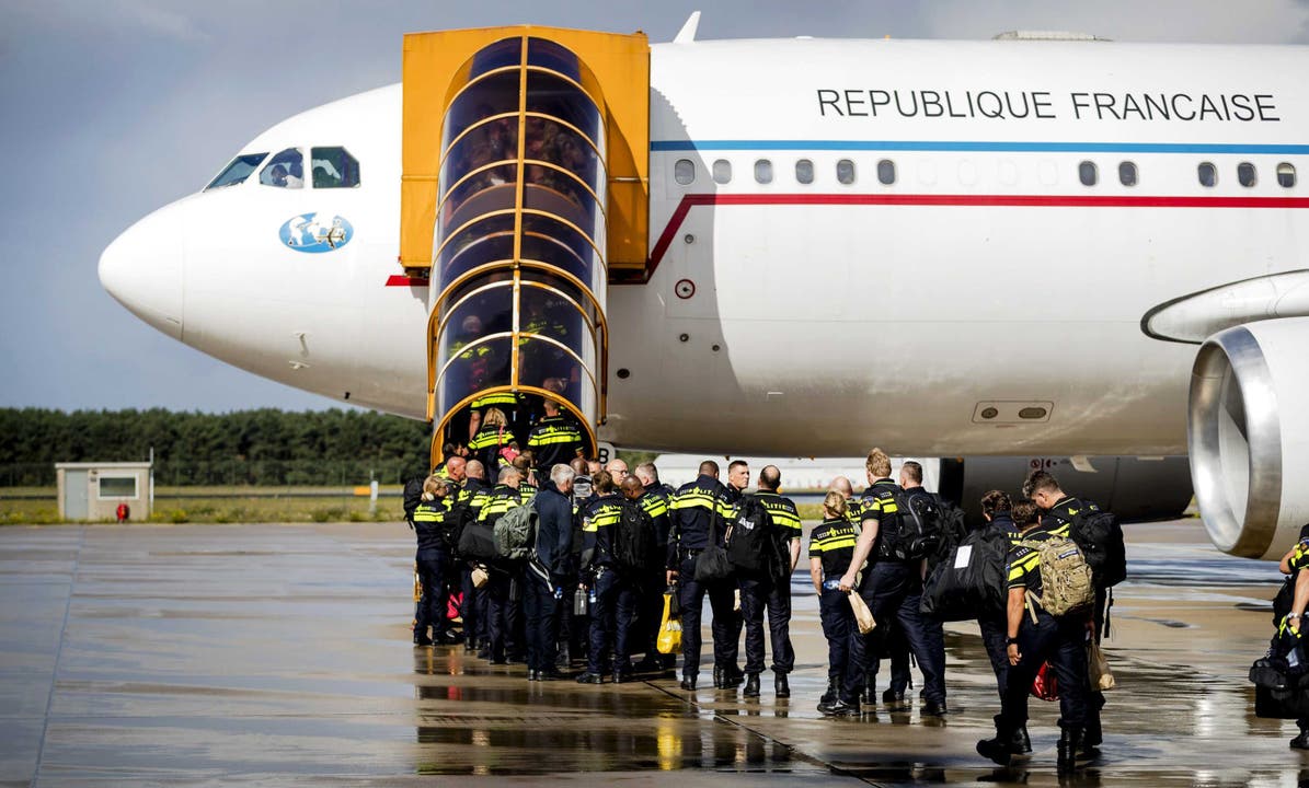 Niederländische Hilfskräfte besteigen in Eindhoven ein Flugzeug, das sie für einen Hilfseinsatz nach Sint Maarten fliegt.