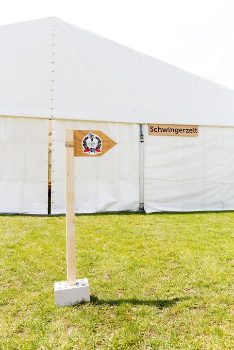Aufbauarbeiten für das Aargauer Kantonalschwingfest 2017 in Brugg Ein Wegweiser vor dem Schwingerzelt während Aufbauarbeiten für das Aargauer Kantonalschwingfest, am 4. Mai 2017 in Brugg. Das 111. Aargauer Kantonalschwingfest findet vam 7. Mai im Schachen in Brugg statt.