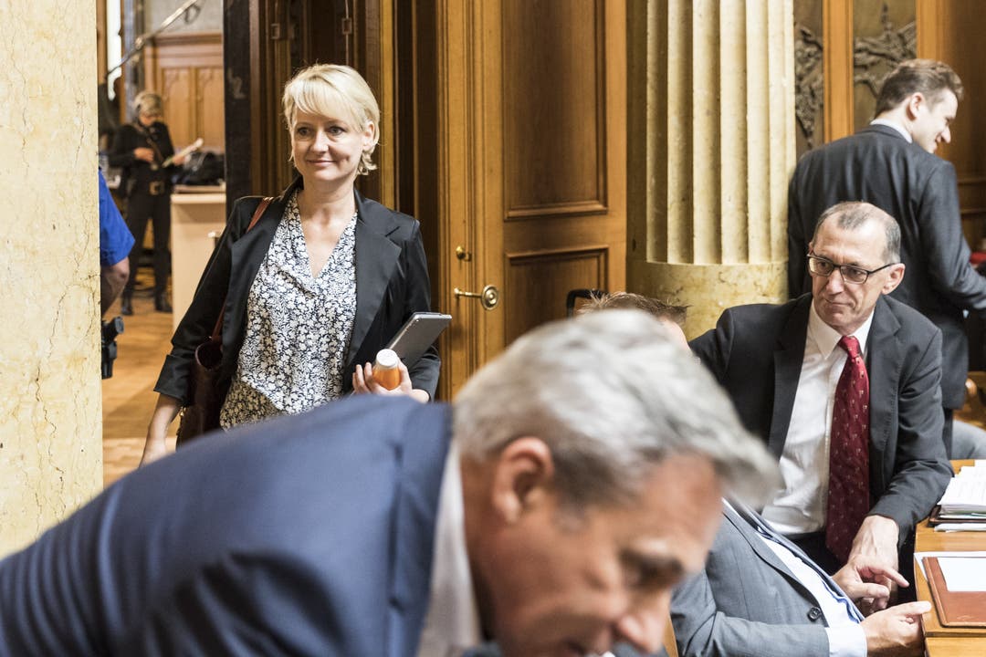 Bundesratskandidatin Isabelle Moret schreitet in den Saal.