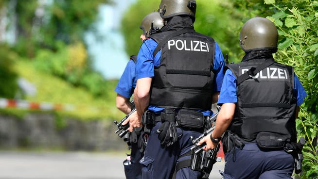 Schwer bewaffnete Polizisten in Uster. Der Schweizer mit psychischen Problemen war der Polizei bereits bekannt. (Symbolbild)