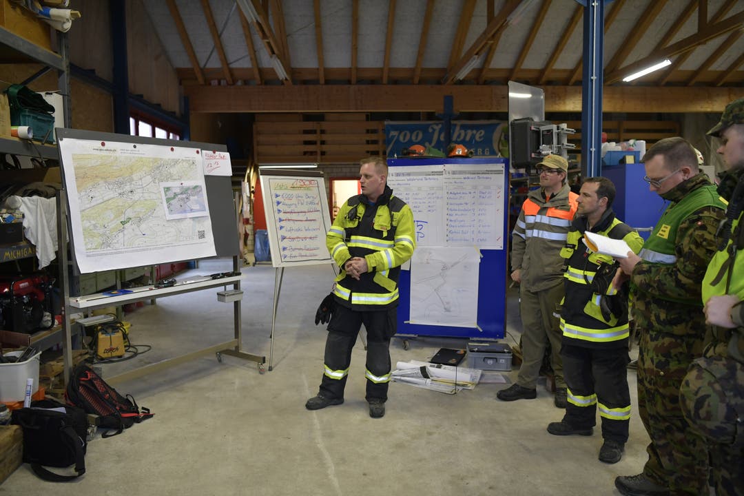 Rapport mit Lt Christoph Scholl (gelbe Jacke) und Hptm Marco Imboden, Kdt Rettungstruppen 2/3 (rechts)