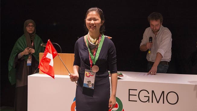 Die glückliche Bronzenmedaillengewinnerin repräsentiert die Schweiz an der Mathematik-Olympiade.