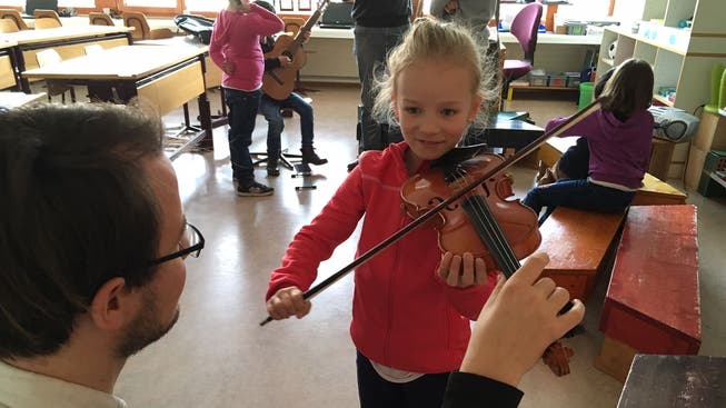 Ab kommenden Schuljahr können 2.-Klässler während zweier Lektionen pro Woche in der sogenannten Streicherklasse die Violine kennenzulernen.
