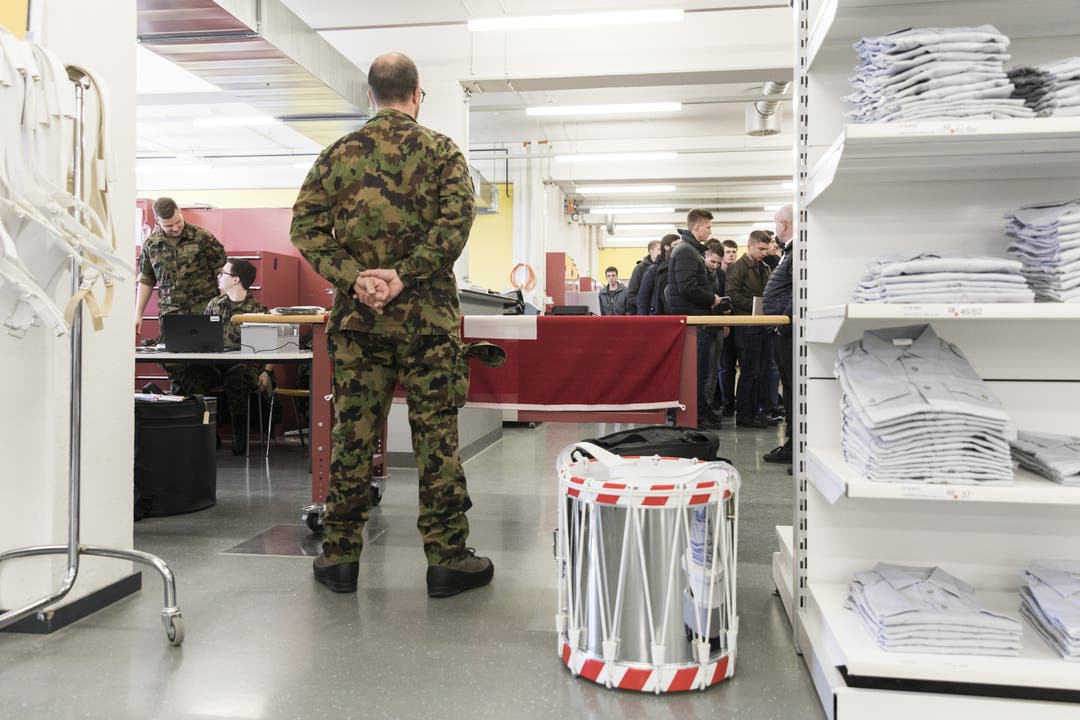 Ausgabe der Instrumetne an die Militärmusik-Rekruten in Othmarsingen Rekruten der Militärmusik erhalten im Armeepark Othmarsingen ihre Instrumente, am 15. Januar 2018.