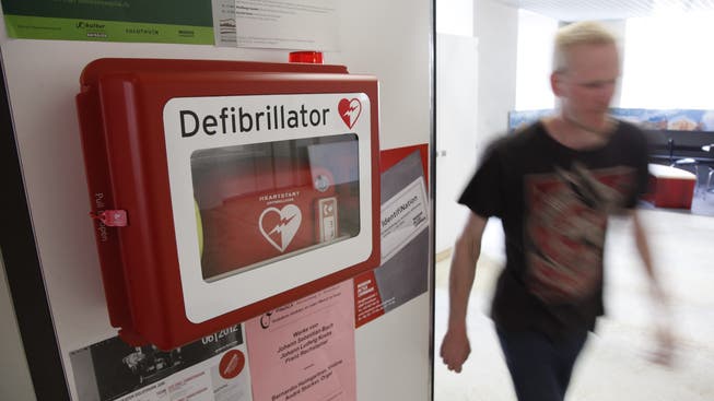 Kann Leben retten: ein Defibrillator. (Symbolbild)