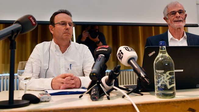 Markus Zangger, links, und der Journalist Hugo Stamm, rechts, an der gestrigen Medienkonferenz im Zürcher Volkshaus.