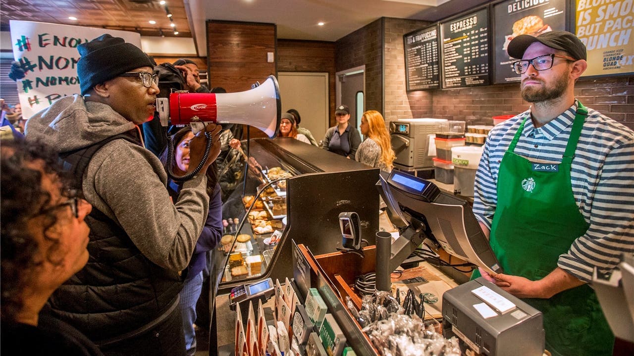 Starbucks bleibt am Nachmittag geschlossen: Die Mitarbeiter erhalten Anti-Rassismus-Nachhilfe