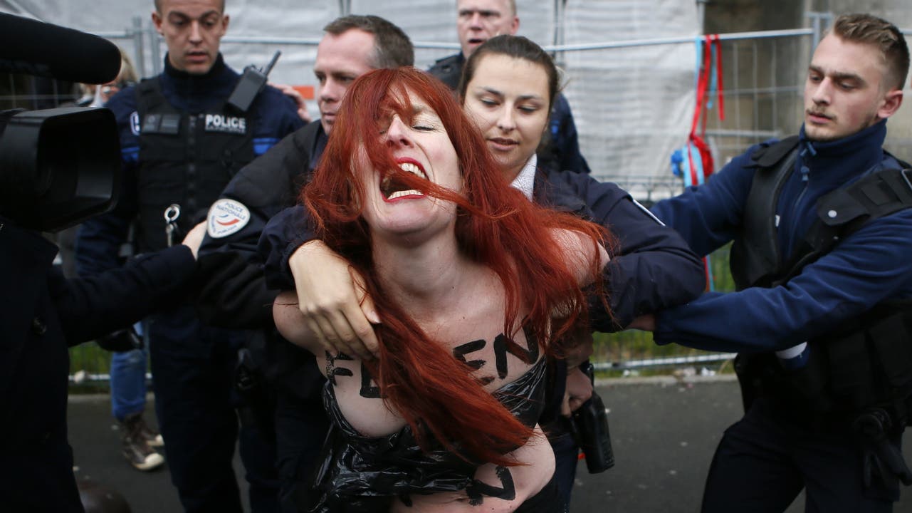 Aktivistinnen der Organisation Femen protestieren gegen Marine Le Pen