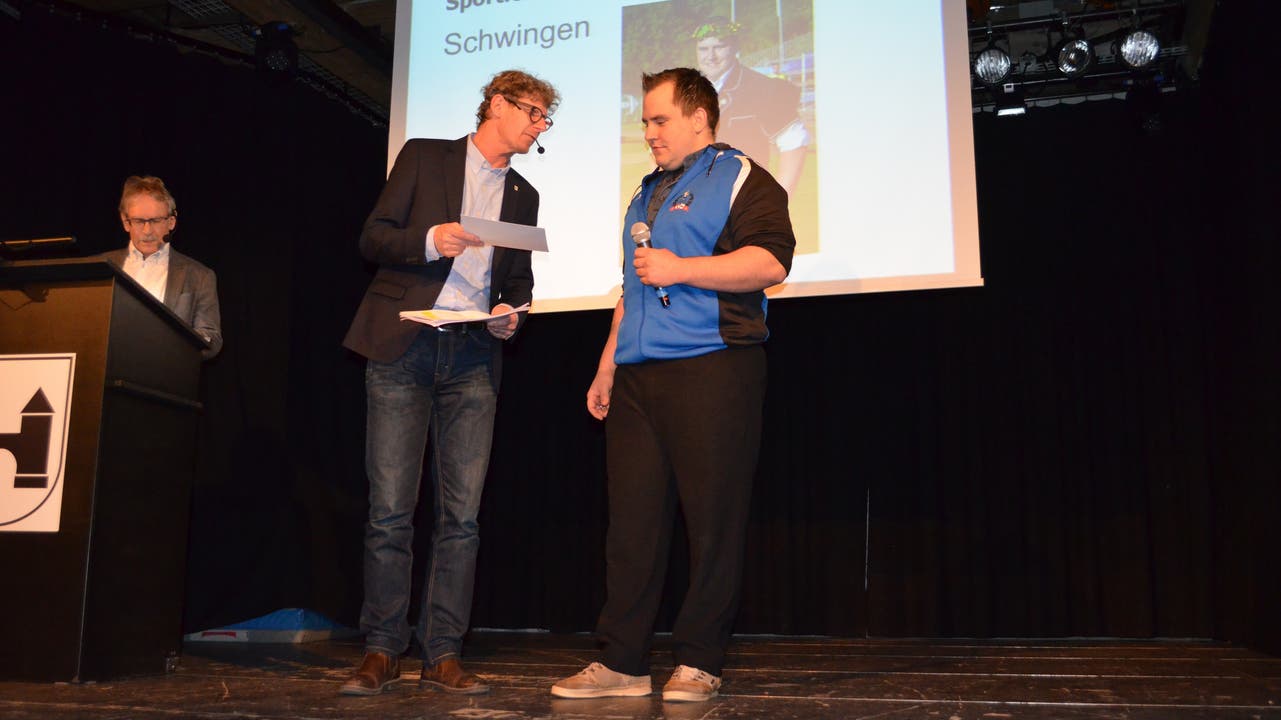 Sportlerehrung Sportlerehrung der Stadt Brugg im Salzhaus: Schwinger Sämi Bearda erhält das Preisgeld von Moderator Jürg Baur.