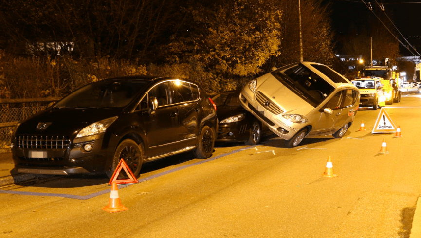 St. Gallen, 21. November Eine 77-jährige Autofahrerin kollidierte in St. Gallen mit einem parkierten Auto. Dabei wurde das Auto der Frau angehoben und kam seitlich auf dem parkierten Auto zum Stillstand. Verletzt wurde niemand. Es entstand Sachschaden.