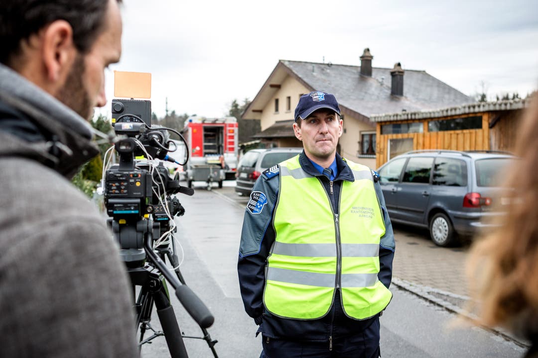 Kapo-Medienchef Roland Pfister informiert die Medien über die vier gefundenen Leichen im Wohnhaus.