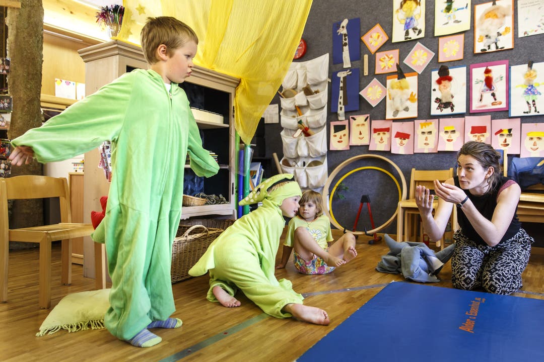Auch die Kindergarten-Kinder helfen beim Zirkus mit. Sie werden dabei zu kleinen Ungeheuer.