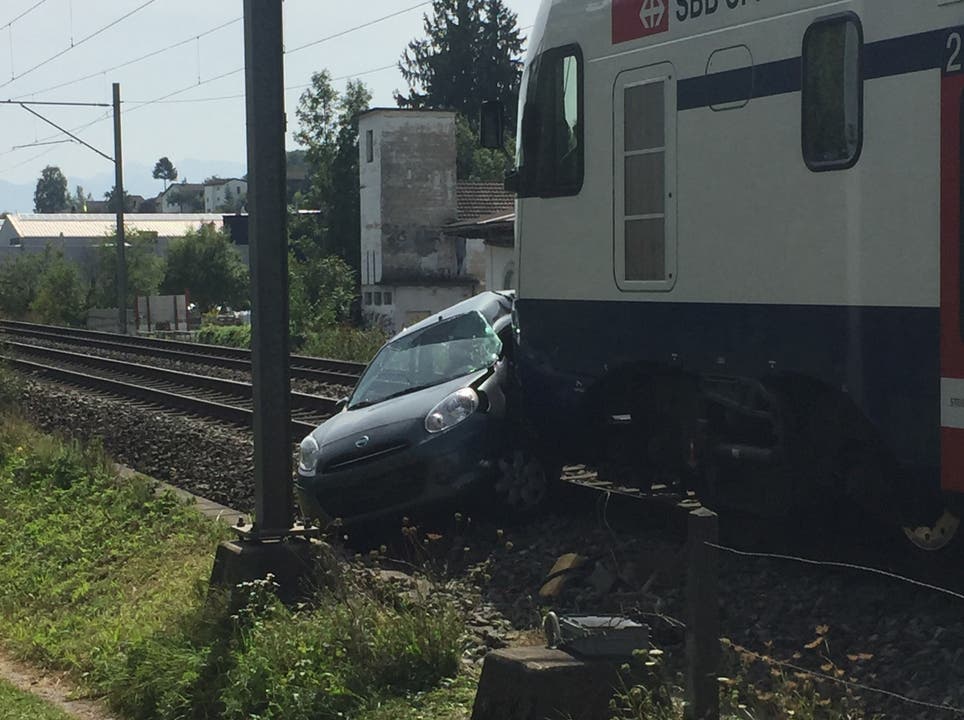 Wetzikon (ZH), 30. August Ein Auto ist auf einem Bahnübergang von einer S-Bahn erfasst worden. Die 84-jährige Lenkerin blieb unverletzt, die Bahnstrecke war mehrere Stunden blockiert.