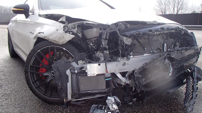 Stark beschädigter Mercedes des Unfalls bei Hornussen.