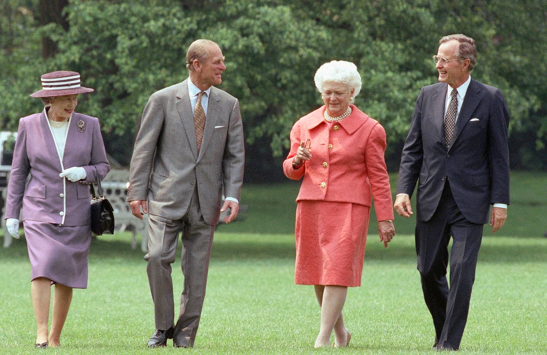 Stets treu an der Seite der Queen, hielt sich Prinz Philip dennoch meistens im Hintergrund: Hier zu Besuch beim damaligen Amerikanischen Präsidenten George H.W. Bush und First Lady Barbara Bush.