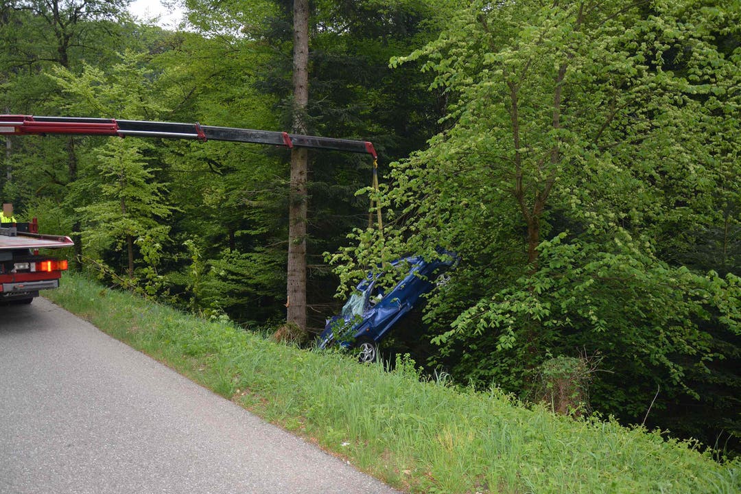 Nunningen (SO), 4. Mai Am Abend verlor ein Autofahrer in einer Rechtskurve die Kontrolle über sein Fahrzeug, woraufhin er von der Strasse abkam und in eine Böschung fuhr. Dabei überschlug sich das Auto.