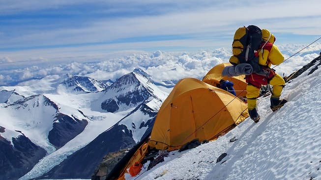 Schlafen in Lebensgefahr: Acht Wochen verbrachte Bruno Hufschmid mit der Expedition in Extremsituationen im Himalaja.