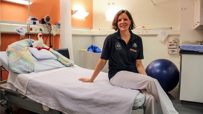Katrin Schwenner, stellvertretende leitende Hebamme im Spital Muri, zeigt ein Gebärzimmer, ausgestattet mit Bett, Badewanne, Sitzball und vielem mehr. Andrea Weibel