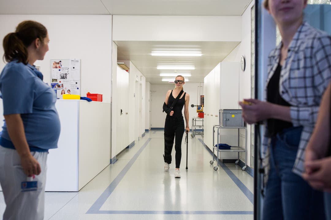 Medizinstudenten der ETH Zürich sammeln am Kantonsspital Baden Praxiserfahrung Medizinstudenten der ETH Zürich erfahren am Kantonsspital Baden wie es sich anfühlt, sich mit (simulierten) körperlichen Einschränkungen fortzubewegen. Aufgenommen am 20. September 2017.