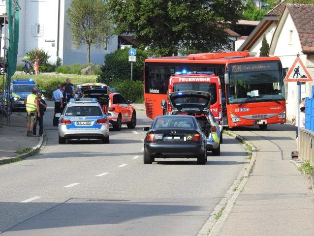 Laufenburg (DE), 1. Juni Bei einem Verkehrsunfall im Laufenburger Ortsteil Rhina wurde ein Kind schwer verletzt. Nach Auskunft der Polizei fuhr es mit dem Fahrrad auf einem Gehweg, machte einen Schlenker auf die Strasse und wurde dabei von einem Bus erfasst.