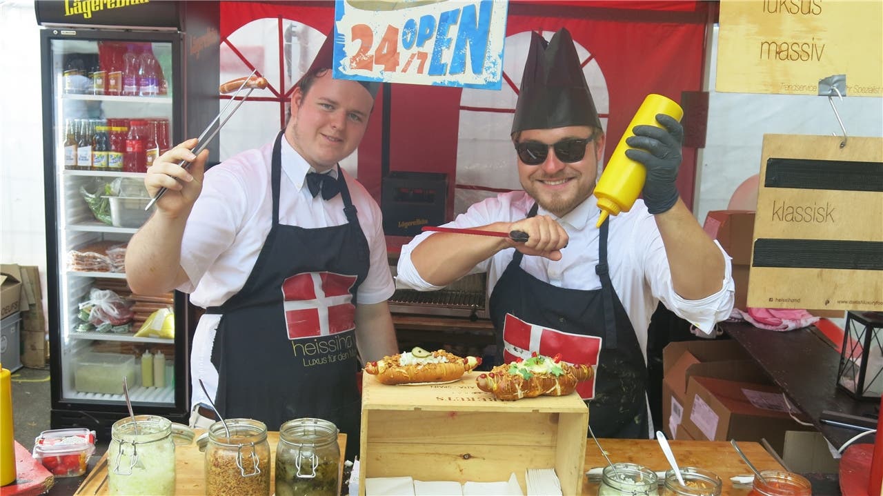 Tobias Fischer (links) und Kim Oliver Gayk bieten dänische Hotdogs an. Beat Hager
