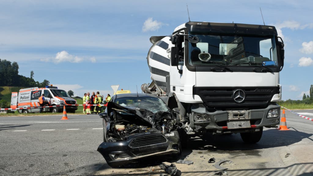 Gettnau LU, 4. Juli Erheblich verletzt haben sich ein Autolenker und seine Beifahrerin bei einem Unfall in Gettnau. Sie waren mit ihrem Fahrzeug mit einem Lastwagen zusammengestossen.