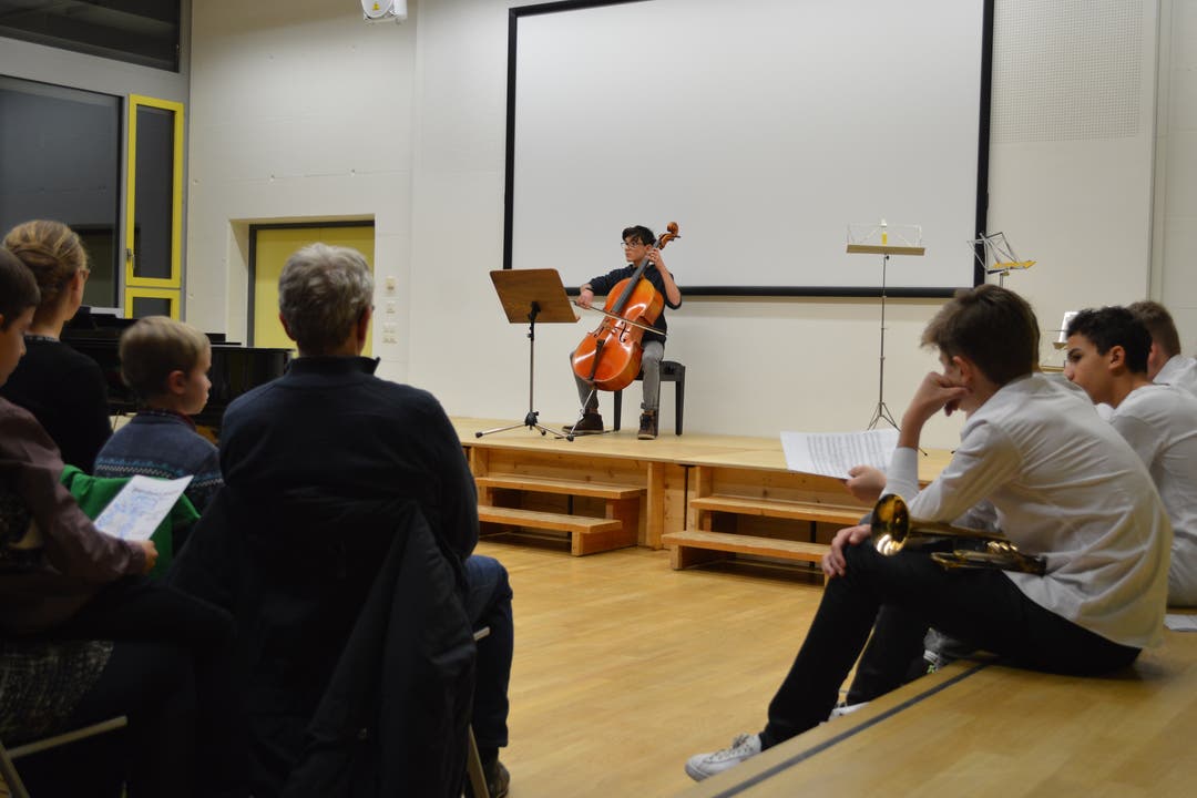 Musikschul-Konzert David begeistert die Gäste mit seinem Cello.