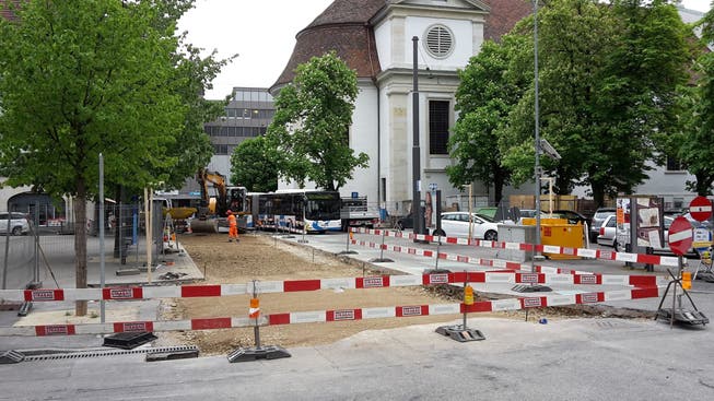 Auf der Konradstrasse vor dem Hübelischulhaus entsteht eine neue Bushaltestelle.