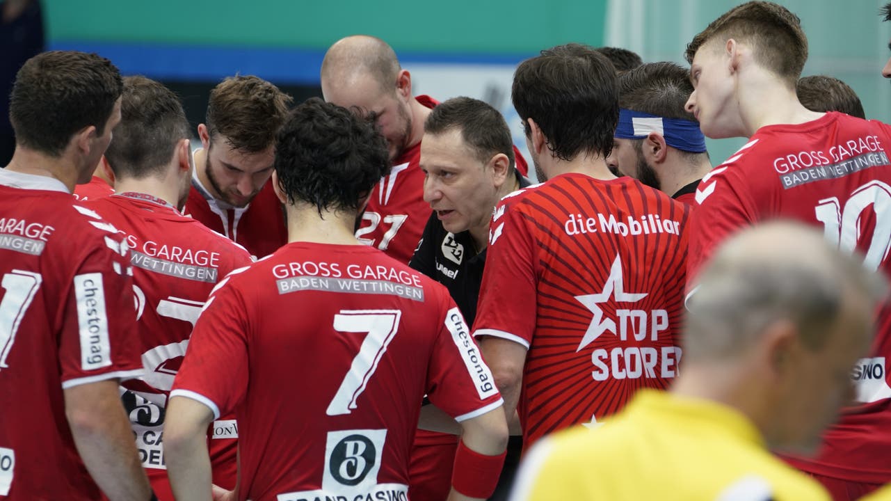 TVE-Trainer Zoltan Majeri (M.) gibt seinem Team während eines Timouts Anweisungen.