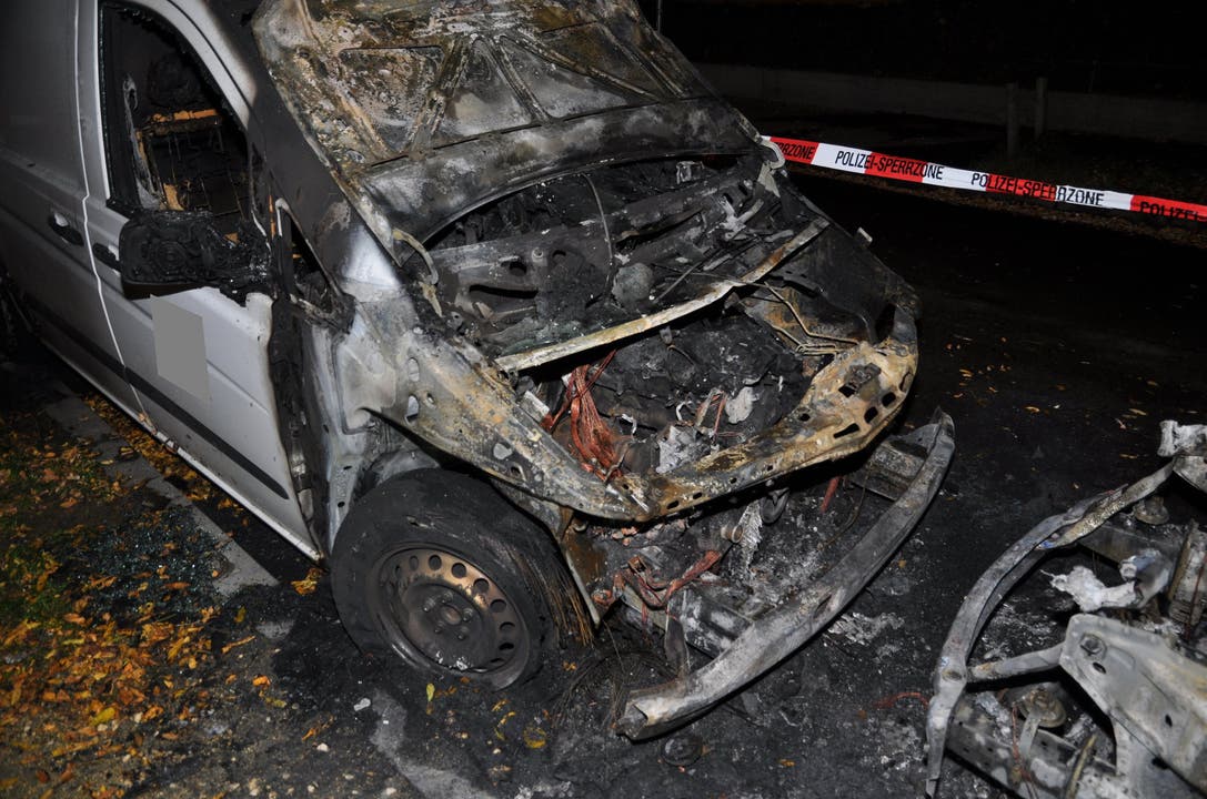 Zürich, 25. Oktober Im Zürcher Kreis 5 ist am frühen Mittwochmorgen ein Lieferwagen vollständig ausgebrannt. Ein daneben parkiertes Auto wurde durch das Feuer ebenfalls komplett zerstört. Die Stadtpolizei vermutet Brandstiftung.