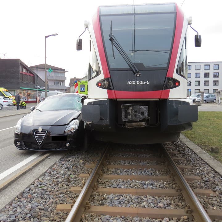 Seon (AG), 27. Februar Eine Autofahrerin prallte mit ihrem Wagen mit einer Zugskomposition zusammen. Die 19-jährige Schweizerin wurde dabei leicht verletzt.