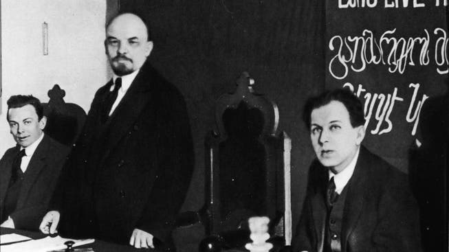 Das Präsidium des Gründungskongresses der Kommunistischen Internationale in Moskau im März 1919: Hugo Eberlein, Wladimir Iljitsch Lenin und Fritz Platten (von links)
