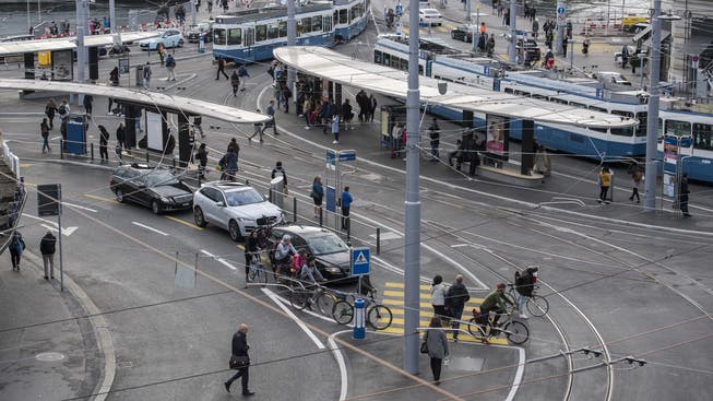 Am Central in Zürich kreuzen sich Fussgänger, Pendler, Mobilisten und Benutzer des öffentlichen Verkehrs. (Symbolbild)