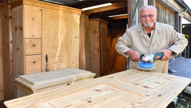 Andreas Seiler ist seit fünf Jahren pensioniert, restauriert aber immer noch fast täglich antike Bauernmöbel in seiner Werkstatt in Wöschnau. Fotos: Bruno Kissling