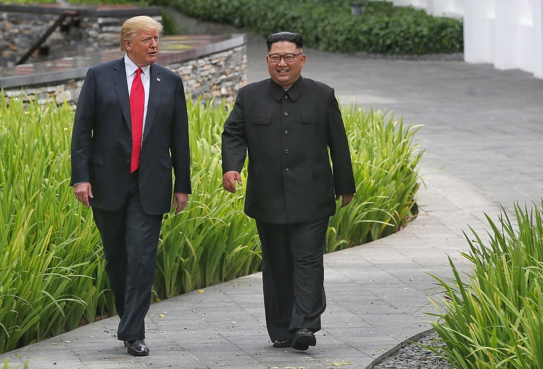 Nach dem Arbeitslunch laufen Trump und Kim durch den Hotel-Garten.
