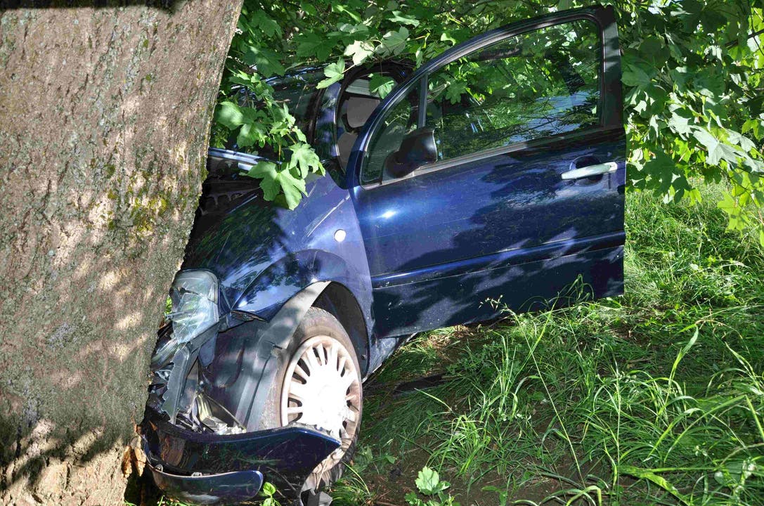 Breitenbach (SO), 1. Juni In Breitenbach verlor eine Frau die Kontrolle über ihr Auto und kollidierte mit einem Baum. Die Lenkerin wurde dabei leicht verletzt.