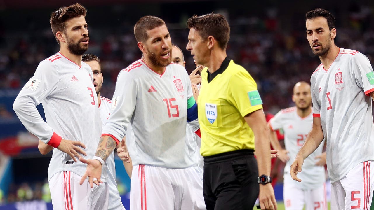 Spaniens Captain Sergio Ramos beklagt sich beim Schiedsrichter über den Penalty-Entscheid.